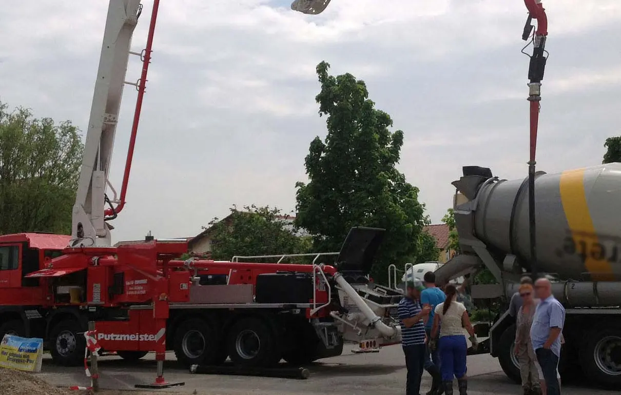 Anlieferung Beton für den Pool im Wendland