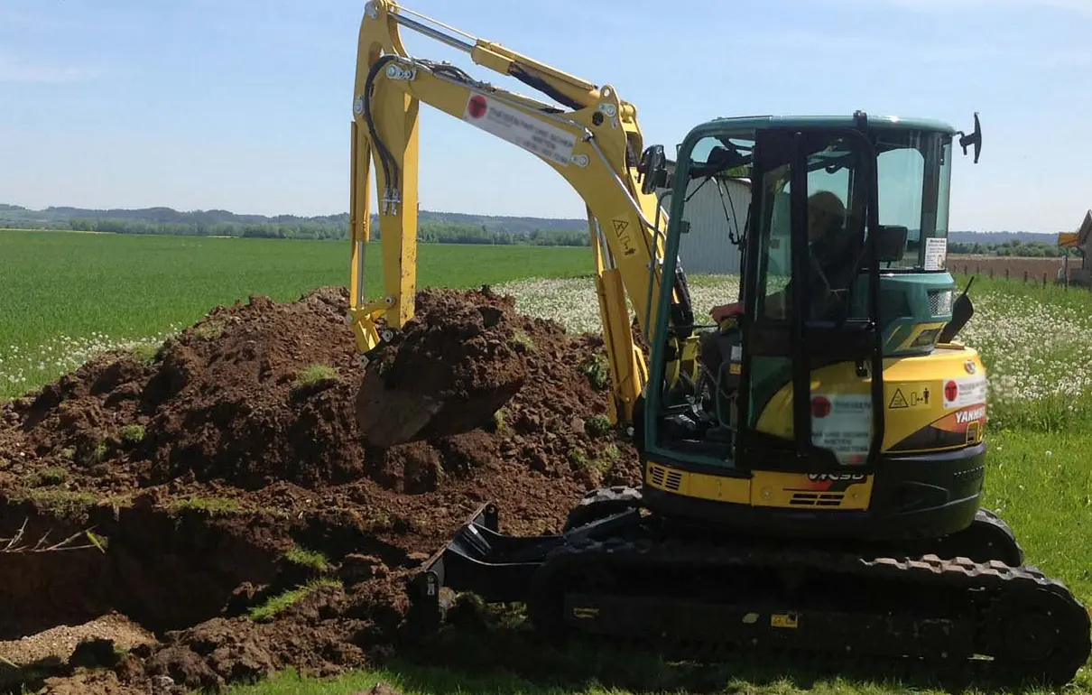 Bagger Aushub Swimmingpool im Wendland