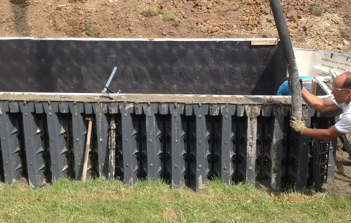 Betonieren Seitenwände des Pools im Wendland