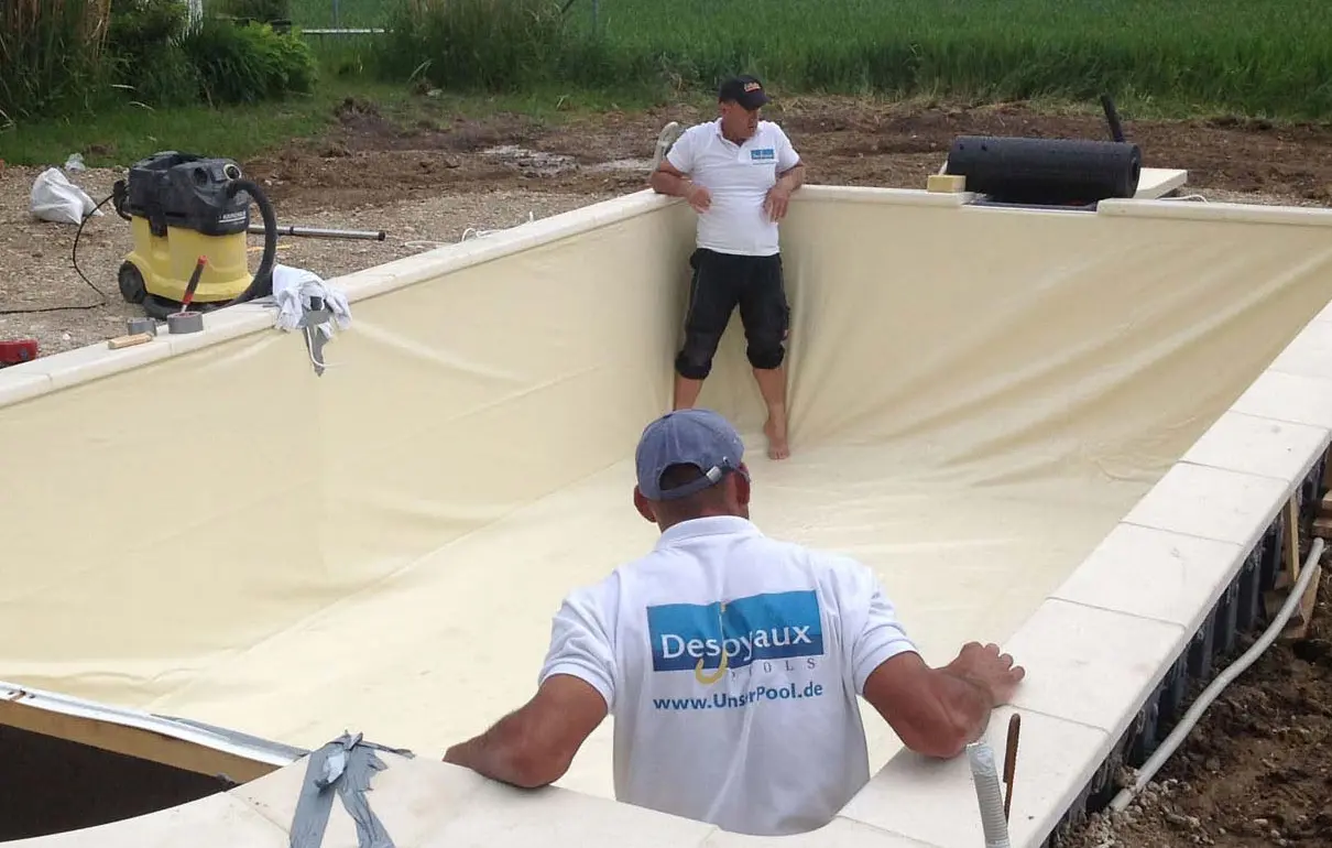 Pool bauen im Wendland einpassen der Folie