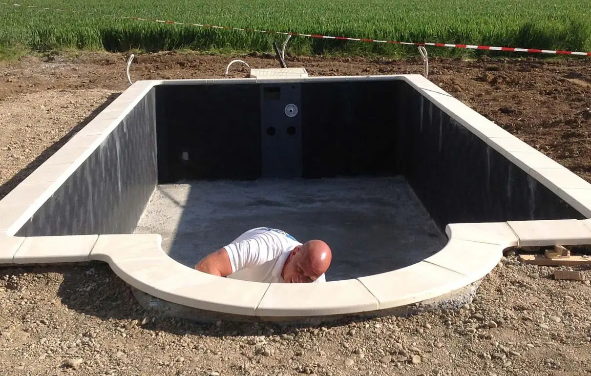 Poolbau im Wendland Kontrolle Pooltreppe