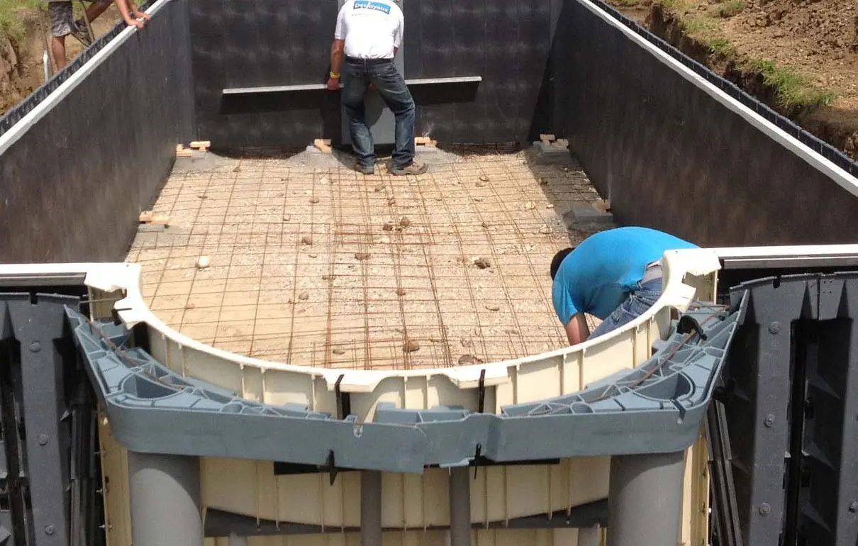 Poolsystem wird montiert im Wendland